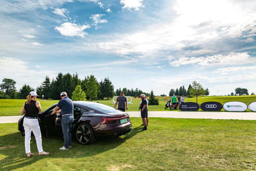 Uczestnicy Audi Polish Masters testują samochody Audi podczas turnieju golfa