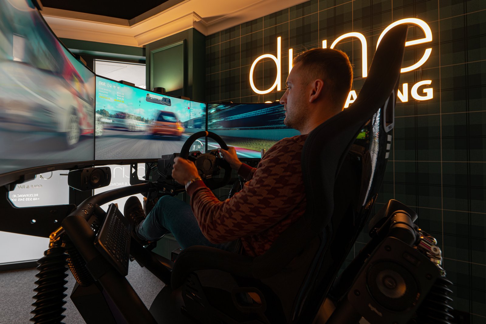 Symulator simracingowy w strefie Dune Golf & Racing